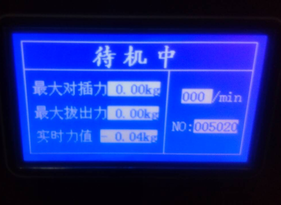 图 2.4-2 接口插拔力及寿命试验实验图片